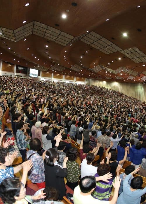 Jemaat beribadah bersama di Osanri Prayer Mountain