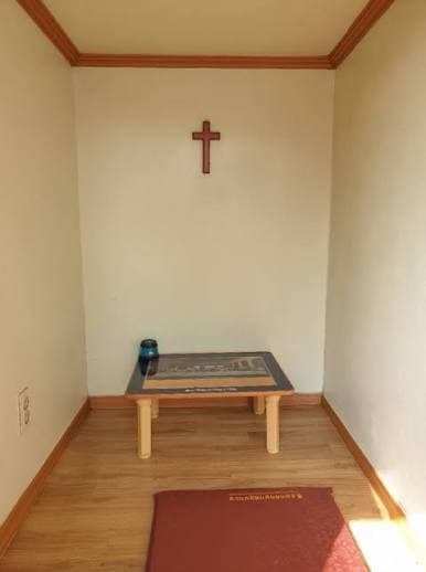Bagian dalam salah satu bilik Gua Doa (기도굴) untuk doa pribadi di Osanri Prayer Mountain
